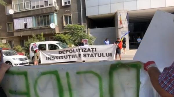 protest la diicot  jandarmii  fata in fata cu protestatarii  ce le cer oamenii procurorilor   video