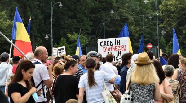 protestatar cu un cutit saltat din piata victoriei