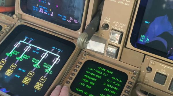 intr o lume a tehnologiei avioanele inca isi fac update prin dischete