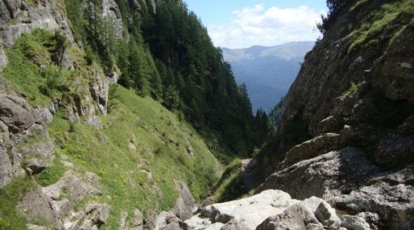 alerta pe caraiman femeie si doua fetite de 4 si 5 ani disparute