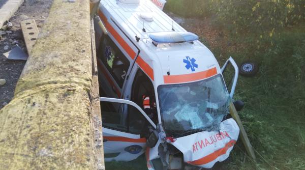 ambulanta care transporta pacient covid  cazuta de pe un pod