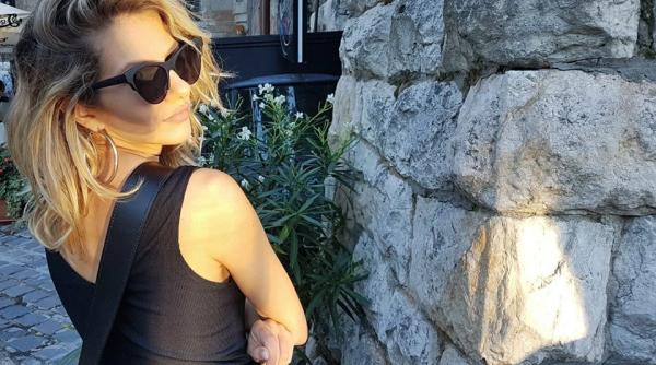 lidia buble incinge plaja a pozat intr un costum de baie minuscul foto