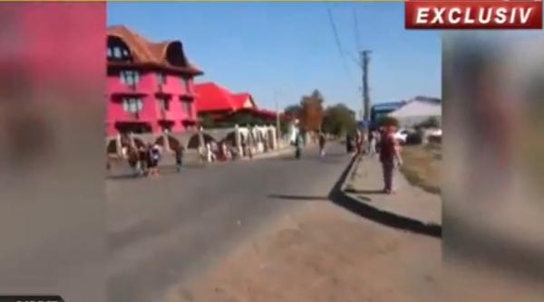 scandal intre clanuri  doua persoane au fost lovite cu masina  politistii asistau neputinciosi