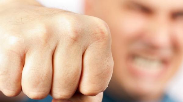 scene cutremuratoare barbat ucis cu batele pumnii si picioarele unul dintre agresori este elev