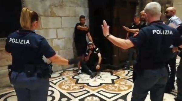 teroare la domul din milano agent de paza luat ostatic politistii au intervenit in forta video