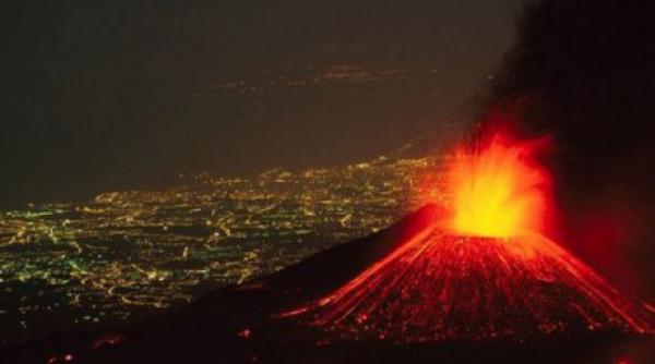imagini live de la vulcanul etna  erupe din nou autoritatile supravegheaza totul