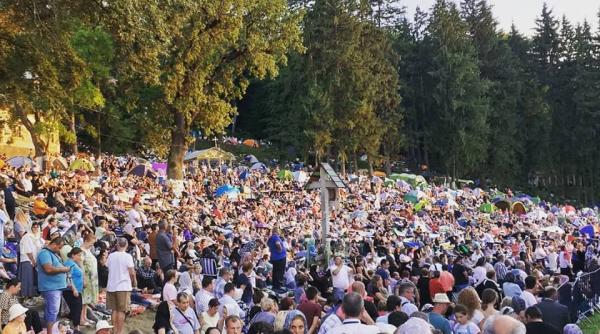 2500 de credinciosi in pelerinaj la manastirea necula icoana maicii domnului a fost scoasa din biserica