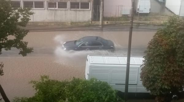 inundatii pe strazile din resita dupa o furtuna puternica pompierii intervin