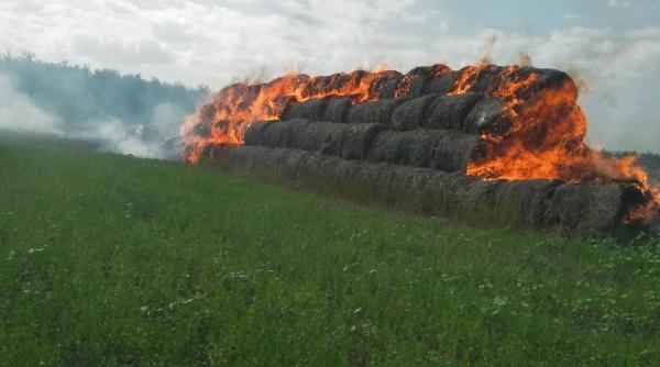 un foc pus la intamplare a mistuit 80 de tone de furaje