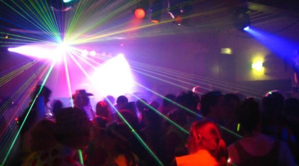 lovitura pentru petrecareti barurile si cluburile de noapte inchise