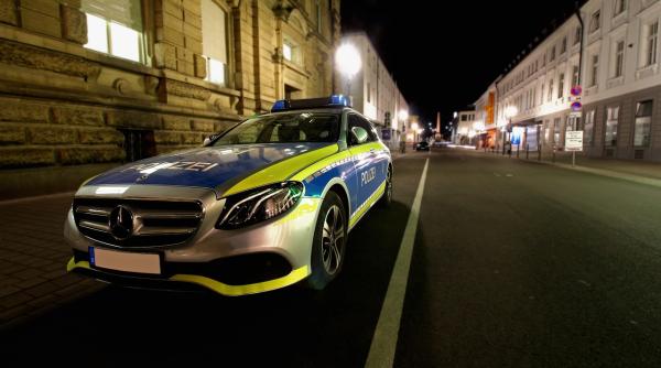 politist german cu genunchiul pe capul unui tanar revolta in online