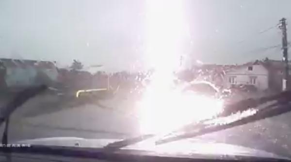 sofer la o secunda de fulger l a surprins pe camera de pe bord video