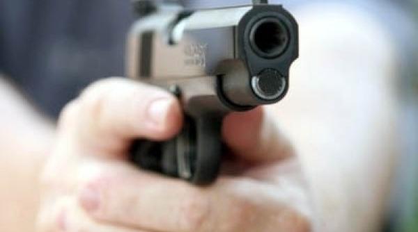 barbat impuscat de politisti avea la el o sabie si un pistol