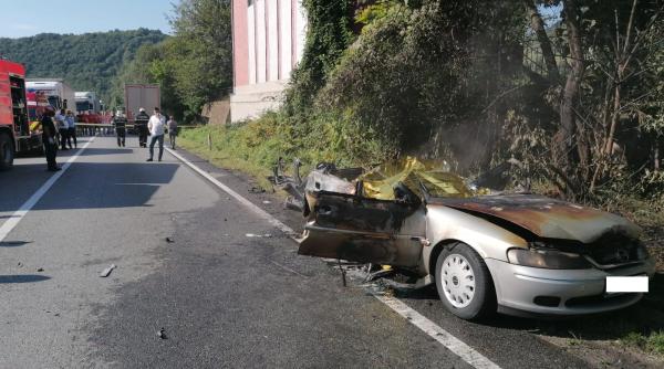 masina in flacari dupa un accident cu un tir doi morti