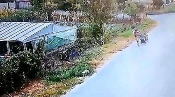 senzational barbat prins in timp ce transporta pe un carut tatal mort spre cimitir video