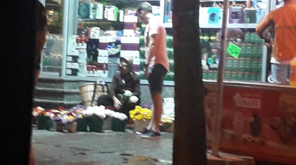 un barbat care a vrut sa se razbune pe o batrana care vindea flori a primit lectia vietii lui ce a urmat dupa scorpie din cauza ta am scapat berea