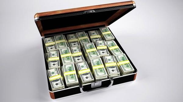 a pretins ca este procuror si a castigat 11 000 de euro