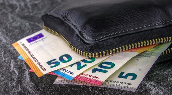 un barbat a pagubit peste 300 de persoane de aproximativ 150 000 de euro