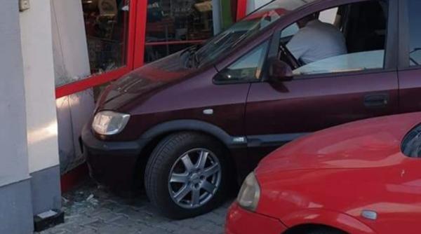 un barbat din galati a intrat cu masina intr un supermarket