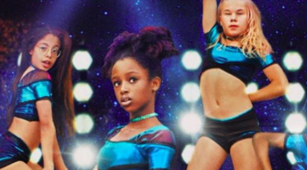 controversa pe netflix posterul unui film sexualizaza fetite de doar 11 ani