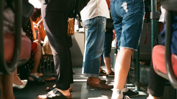 galatenii certati cu bunul simt dezastru in autobuze gunoi banchete distruse si excremente