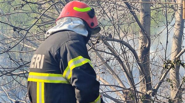 incendiu la acoperisul unui bloc oamenii evacuati de urgenta