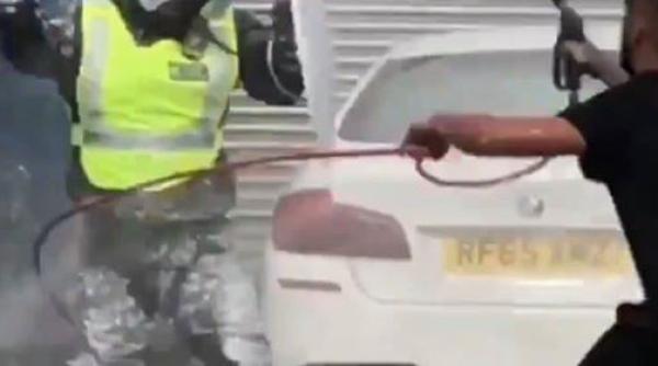 politist umilit in plina strada scene demne de filme de comedie razi cu lacrimi