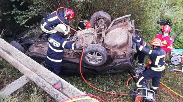 accident mortal pe dn13 o masina a intrat intr un cap de pod si s a rasturnat