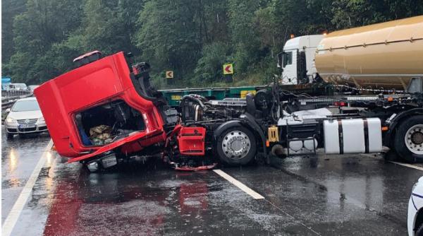 trafic blocat pe valea oltului un tir a derapat si s a rasturnat pe sosea