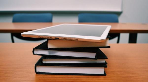 banii de decont pentru tabletele elevilor vor fi disponibili abia anul viitor primul venit primul servit