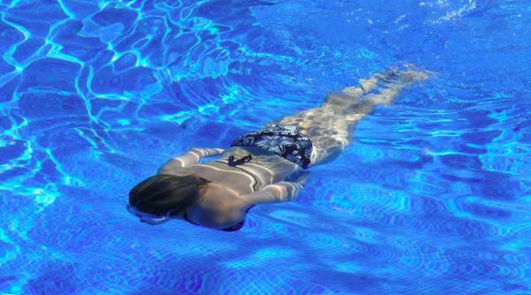 video bataie la o piscina din capitala doua tinere si au impartit pumni si picioare