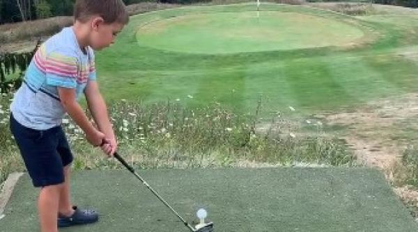 video reusita monumentala a unui copil de 4 ani la golf imposibil de egalat