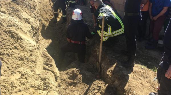 barbat decedat dupa ce a fost prins sub un mal de pamant