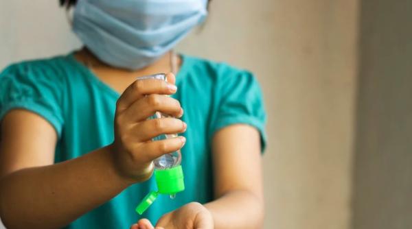 masca obligatorie in scolile din spania indiferent de distanta dintre elevi