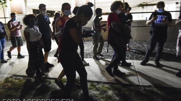 dupa ce a fost paralizat de politie jacob blake se recupereaza incatusat de patul spitalului