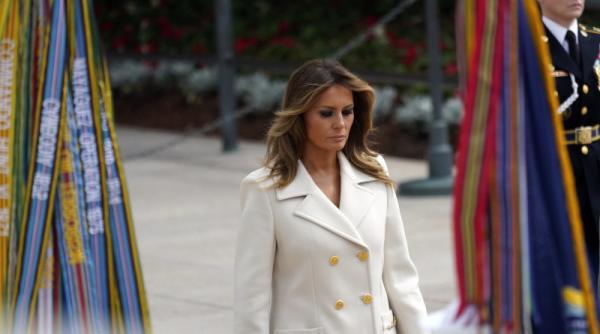 melania trump tinta arogantelor a luat foc internetul glume acide cum a aparut langa donald trump