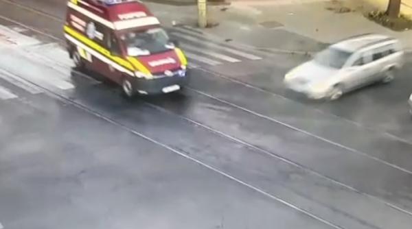 momentul in care o ambulanta loveste o masina care nu acorda prioritate