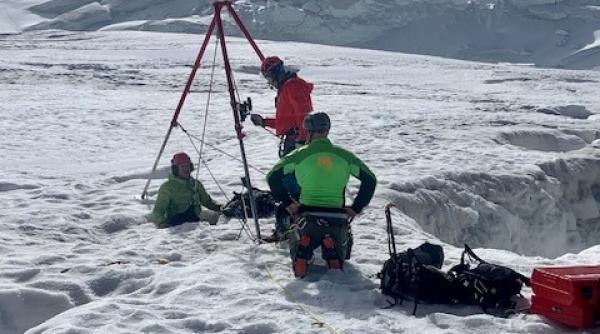 o turista a supravietuit doua zile si doua nopti in pantaloni scurti intr un ghetar