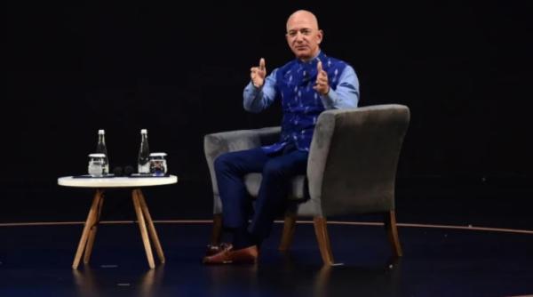 jeff bezos amenintat cu ghilotina de fosti angajati video