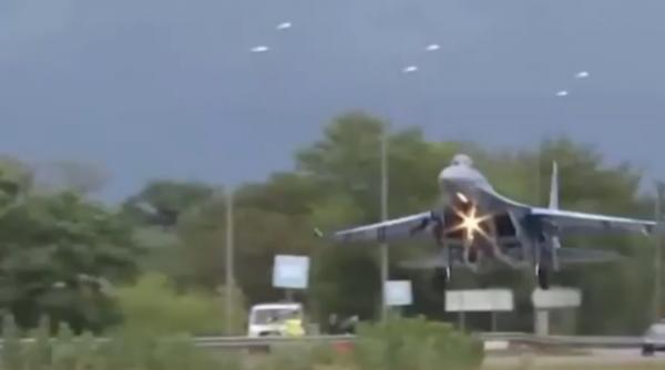 video la un pas de tragedie un avion de lupta a aterizat pe o autostrada dar a lovit un indicator rutier