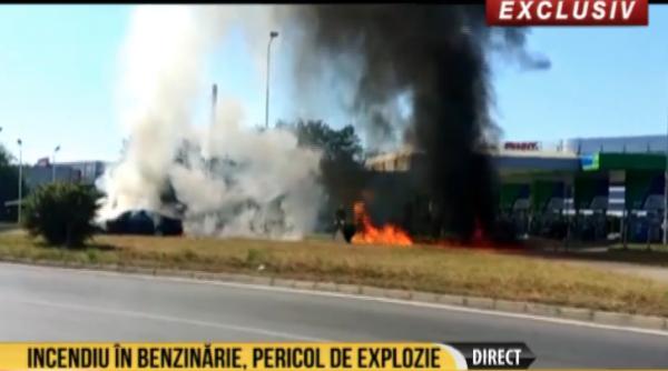 incendiu langa o benzinarie  pericol de explozie  masina in flacari