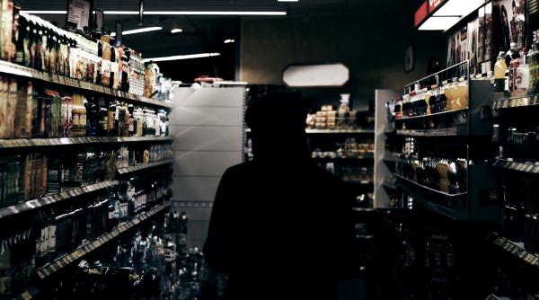 barbat prins dupa ce a baut doua sticle de whisky intr un supermarket