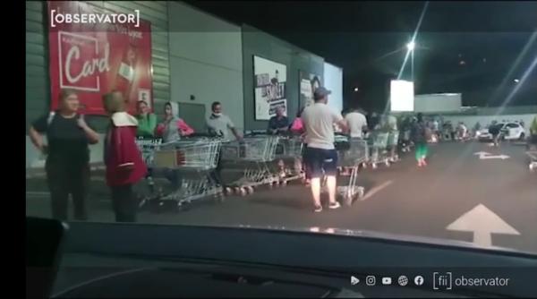 cozi imense la un supermarket din brasov reducerile la tigai i au facut sa uite de distantarea sociala