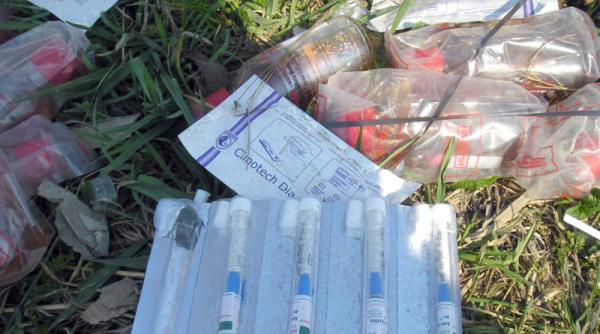 potop de deseuri medicale in indonezia seringi masti si costume de protectie plutesc pe ape