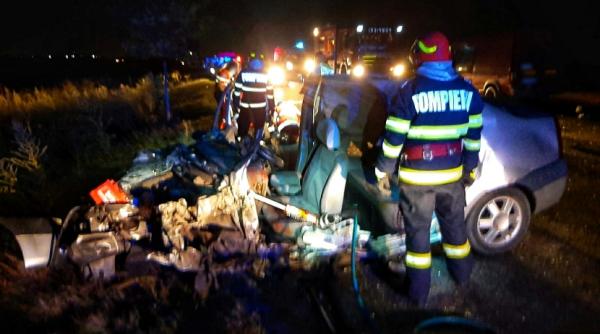 microbuz implicat intr un accident grav la mihailesti  pe dn6  un mort si un ranit