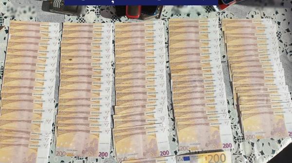bani falsi  pusi in circulatie  doi barbati au fost retinuti  acasa mai aveau zeci de mii de euro falsi