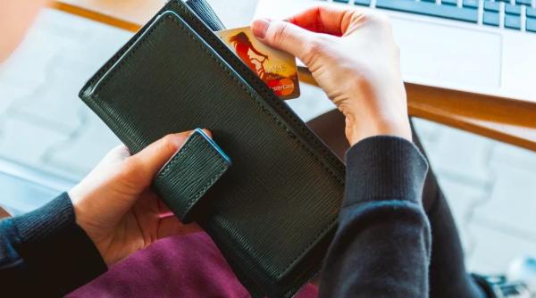 condamnata la munca in biserica dupa ce a facut videochat cu cat a pacalit statul