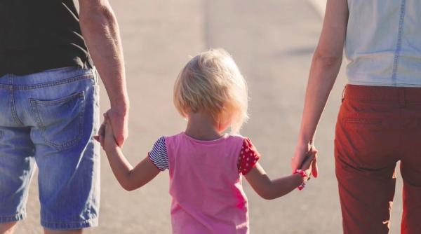 o familie cu 4 copii infectata cu covid 19 dupa o excursie cel mai mic copil are 1 an