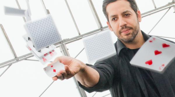 david blaine cascadorie extrema a zburat agatat de baloane cu heliu 7 500 de metri imagini nemaivazute
