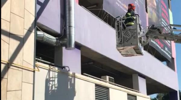 pakistanez salvat de la inaltime  aflat pe schela din fata unui mall din arad